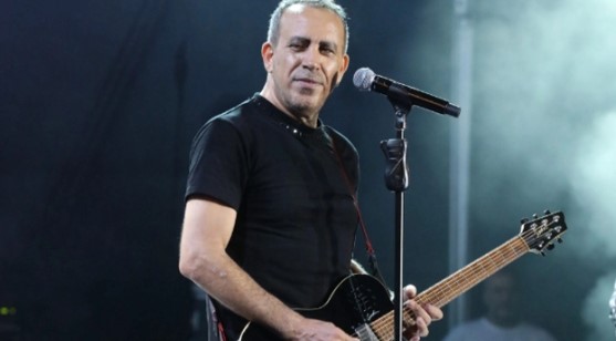 HALUK LEVENT'İN SAĞLIK SORUNLARI
Haluk Levent, Antalya Açıkhava Sahnesi'nde gerçekleştirdiği konserin ardından gece saatlerinde ani bir şekilde rahatsızlandı. Göğüs ağrısı ve nefes darlığı gibi belirtiler gösteren ünlü sanatçı, konser sonrasında hastaneye götürüldü. Sağlık ekipleri tarafından hemen tedavi altına alınan Levent'in durumu, doktorlar tarafından yakından izleniyor.
