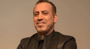 HALUK LEVENT KİMDİR?
Haluk Levent, müzik kariyerinin yanı sıra yaptığı yardım faaliyetleriyle de tanınan bir isim. Kurucusu olduğu AHBAP Derneği ile birçok sosyal sorumluluk projesine imza atan Levent, müzik dünyasında da güçlü bir yere sahip. Sanatçının hastaneye kaldırılması, hem müzik hem de yardım camiasında büyük bir üzüntü yarattı.
