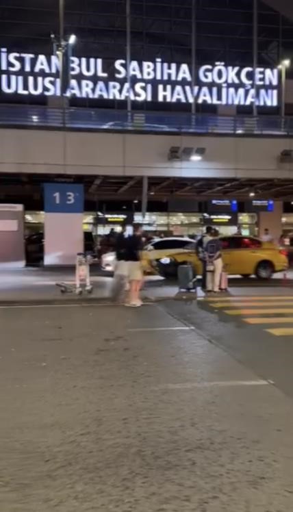 GÜVENLİK ÖNLEMLERİ VE KOOPERATİFİN ROLÜ
Sabiha Gökçen Havalimanı'nda yaşanan bu olay, güvenlik önlemlerinin önemini bir kez daha gözler önüne serdi. Kooperatif, güvenlik protokollerine uygun hareket ederek, şoför kartı başvurularını titizlikle değerlendirdiğini ve uygun görülmeyen kişilere kart vermediğini belirtti. Ahmet Çavuş, kooperatifin bu tür olayların önüne geçmek için daha sıkı denetimler yapacağını söyledi.
