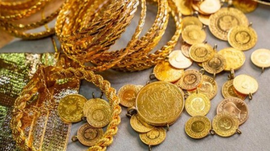 Kuyumcu Şişman, “Artan maliyetler ve fiyatlar nedeniyle insanlar artık çeyrek veya yarım altın yerine 0,25 gram altını tercih ediyor. Ekonomik açıdan daha uygun olduğu için bu altın türüne ilgi büyük. Gördüğünüz üzere tırnak büyüklüğünde bile olmayan bu altın, hediyelik olarak rağbet görüyor” ifadelerini kullandı.