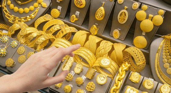 YENİ TREND: 0,25 GRAM ALTIN
Düğün sezonunun başlamasıyla altın fiyatlarında yaşanan yükseliş, vatandaşları daha uygun fiyatlı hediyelik altınlara yönlendirdi. Kuyumcu Nuri Şişman, artan fiyatlar sebebiyle piyasada daralma yaşandığını ve vatandaşların artık çeyrek, yarım ve tam altın yerine 0,25 gram altına yöneldiğini belirtti.
