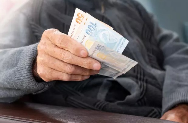 KÖK MAAŞTA 8 BİN 17 TL DETAYI
Kök maaşı 8 bin 17 TL’nin üzerinde olan emekliler, zamdan tam anlamıyla yararlanabilecekler. Ancak en düşük emekli maaşına bir güncelleme yapılmadığı takdirde, bazı emekliler zam farkından yararlanamayacak. Ekonomist Muhammet Bayram, Milliyet gazetesine verdiği röportajda bu durumu şu örnekle açıkladı: "Bir kişinin kök maaşı 9 bin TL ise, yüzde 24.73 zam oranıyla maaşı 11 bin 225 TL olacak. Eğer kök maaşı 9 bin 500 TL ise, zam sonrası maaşı 11 bin 849 TL’ye çıkacak."
