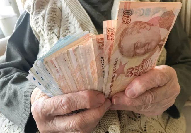 EN DÜŞÜK EMEKLİ MAAŞI EYLÜL'DE DEĞİŞEBİLİR
En düşük emekli maaşında bir düzenleme yapılıp yapılmayacağı sorusuna yanıt veren Bayram, "Şu an itibarıyla bir açıklama yok. Meclis kapanana kadar bir düzenleme bekliyoruz. Temmuz ayına kadar bir düzenleme olmazsa, en azından eylül ayında yüksek enflasyonist ortamdan dolayı tekrar değerlendirme yapılabilir. Eylül ayında Meclis’in yeniden açılmasıyla birlikte en düşük emekli maaşında bir düzenleme yapılabilir," dedi.
