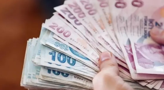 ZAM BEKLENTİLERİ VE GELECEK PLANLARI
Emekliler, enflasyon rakamlarının beklentilerin altında kalmasının ardından zam beklentilerini yeniden gözden geçirmek zorunda kaldılar. Kök maaşı 8 bin 17 TL’nin üzerinde olanlar için zamdan tam anlamıyla yararlanma imkanı bulunurken, daha düşük maaş alanlar için belirsizlik sürüyor. Eylül ayında yapılacak düzenlemelerle en düşük emekli maaşında artış olup olmayacağı ise merakla bekleniyor.
