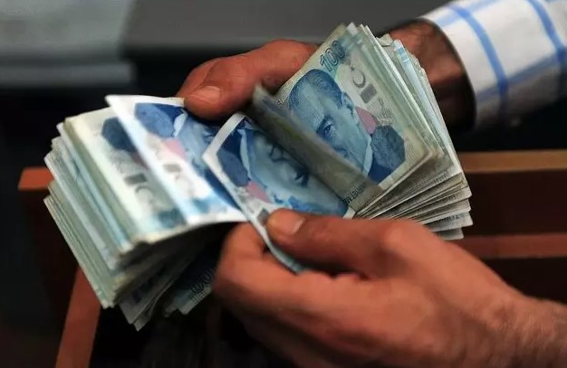 ÜCRET DENGESİZLİĞİ SORUNU
Memur ve memur emekli maaş zammı oranları için Mehmet Şimşek %19,31 oranına imza attı. Seyyanen zam ve refah payı konusunda kapılar kapandı. Muhammet Bayram, memur emeklileri için eşitleme yapılmayacağını ve memur maaşına geçmiş dönemde verilen seyyanen zamların piyasada ücret dengesizliğine yol açtığını belirtti. Bayram, "Memur ve memur emeklileri için %19,31'lik zam oranı belirlendi. SSK ve Bağ-Kur emeklileri için ise %24,73 zam oranı açıklandı. Önceki dönemlerde SSK ve Bağ-Kur emekli maaşları memur emekli maaşlarıyla eşitlenmiş ve buna ek olarak refah payı artışı yapılmıştı. Ancak bu dönemde memur emeklileri için eşitleme yapılmadı" dedi.
