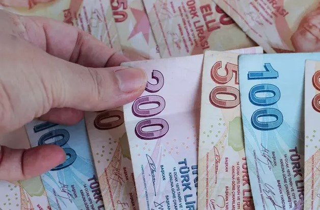 HAZİRAN AYI ENFLASYONU AÇIKLANDI
TÜİK, Haziran ayı enflasyonunu %1,64 olarak açıkladı. Böylece 6 aylık enflasyon farkı %24,73 olarak belirlendi. Memur maaşlarına yapılacak zam oranları da Temmuz 2024 için kesinleşti. En düşük memur emekli maaşı 14.740 TL'den 17.586 TL'ye, en düşük memur maaşı ise 32.860 TL'den 39.205 TL'ye yükseldi. Bekar memurların maaşı ise 30.372 TL'den 36.236 TL'ye çıktı. Ancak SSK ve Bağ-Kur emeklileri için henüz bir düzenleme yapılmadı ve en düşük emekli maaşı 10.000 TL'de kaldı. Milyonlarca emekli, kök aylıklara yapılan artış nedeniyle zam alamadı. Peki, en düşük emekli maaşı ne kadar olacak? Ekonomist Muhammet Bayram, Mynet'e konuştu.
