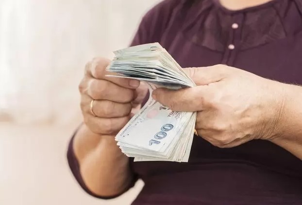 MECLİS'TE KANUN DÜZENLEMELERİ
Bayram, Meclis'in Temmuz'un üçüncü haftasına kadar açık kalacağını hatırlatarak, "Refah payı ve ek zam için bir kanun düzenlemesi gerekiyor. Temmuz'un üçüncü haftasına kadar Meclis çalışacak. Torba Yasa için birçok madde görüşülüyor. Daha önce ek zamların yetişmediği dönemler oldu. Kanun düzenlemeleri yapılarak ek ödemeler gerçekleştirildi. Bu durumun yeniden mümkün olduğunu düşünüyorum" değerlendirmesinde bulundu.
