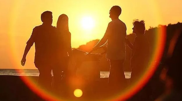 AŞIRI SICAKLAR FELAKETE YOL AÇTI
2024 yılında, aşırı sıcaklar dünya genelinde ciddi sonuçlar doğurdu. Geçtiğimiz ay, hac ziyareti sırasında 1.000'den fazla kişi şiddetli sıcaklar nedeniyle hayatını kaybetti. Ayrıca, Yeni Delhi'de ve Yunanistan'da aşırı sıcaklar yüzünden can kayıpları yaşandı.
