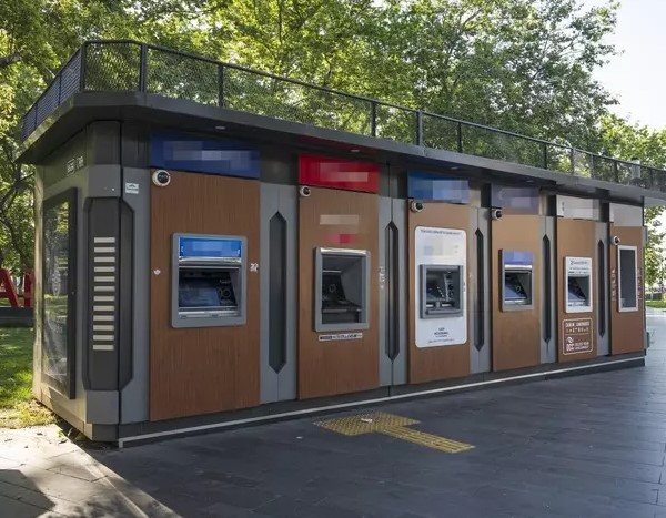 DOLANDIRICILARA KARŞI KART YUTMA ÖZELLİĞİ
Son günlerde ATM'lerde yapılan güncellemelerle birlikte, dolandırıcılık yapan kişilerin kartlarını yutma özelliği eklendi. Bu sayede, ATM'lerde gerçekleştirilen şüpheli işlemler önlenerek bankacılık sisteminin güvenliği artırılıyor. Peki, hangi durumlarda ATM kartınız yutulabilir? İşte detaylar:
