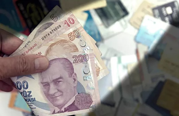 YENİ İŞLEM MENÜSÜ
EFT, havale ve FAST gibi geleneksel para transfer yöntemlerine ek olarak, ATM'lerde yeni bir işlem menüsü de kullanıma sunuldu. Bu menüde "Hesap Bilgilerini Güncelle" ve "Şifre Değiştir" gibi işlemler yer alıyor. Kullanıcılar, bu işlemleri daha güvenli bir şekilde internet bankacılığı veya mobil bankacılık üzerinden gerçekleştirebilecek.
