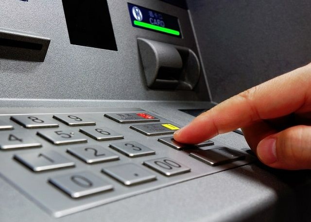 KARTIN BORÇ NEDENİYLE İPTAL EDİLMESİ
Borcunuz nedeniyle bankanız tarafından kartınızın iptal edilmesi durumunda, ATM kartınız yutulabilir. Bu, borçların zamanında ödenmesi gerektiğini hatırlatan önemli bir güvenlik adımıdır.
