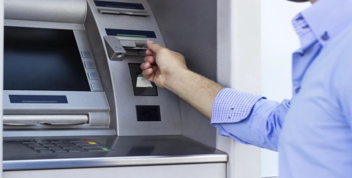 ATM KARTINIZ YUTULURSA NE YAPMALISINIZ?
SAKİN KALIN
Panik yapmadan, bankanızla iletişime geçmeniz önemlidir. Kartınızın yutulması durumunda sakin kalarak adım adım ilerleyin.
