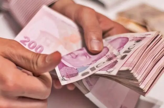 YÜKSEK EMEKLİ MAAŞI İÇİN NE YAPMALI?
Yüksek emekli maaşı almak isteyenlerin, Sosyal Güvenlik Kurumu'na (SGK) bildirilen prime esas kazanç tutarını ve prim gün sayısını yüksek tutmaları gerekiyor. Güncelleme katsayısı da emekli maaşlarını etkileyen önemli bir faktör. Emeklilik dilekçesinin verilme tarihi, bu katsayının belirlenmesinde önemli bir rol oynuyor. Peki, yüksek emekli maaşı için dilekçe ne zaman verilmelidir?
