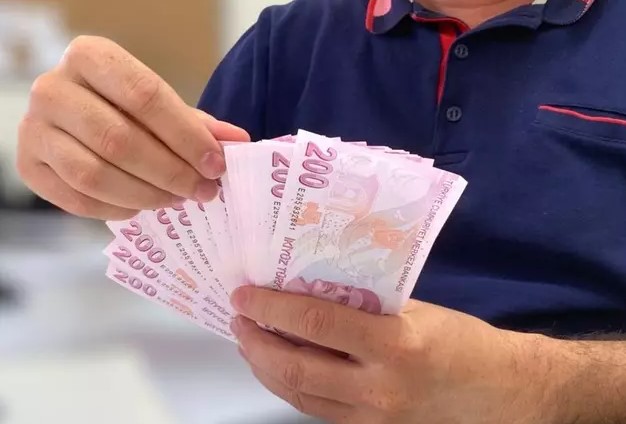 E-DEVLET'TEN EMEKLİ MAAŞI SORGULAMA
Çalışanlar artık E-Devlet üzerinden, bugün emekli olsalar ne kadar maaş alabileceklerini görebiliyorlar. Örneğin, 2023 yılı Ocak ayında aylığı 10.000 TL olan bir kişi, 31 Aralık 2024 tarihine kadar emeklilik dilekçesi verirse, maaşı güncelleme katsayısı ile birlikte 30.925 TL'ye çıkacak. Ancak, emeklilik dilekçesini 1 Ocak 2025'ten sonra verenler, bu zamdan yararlanamayacaklar ve maaşları 2024 yılındaki enflasyon oranı ve milli gelirdeki artış hızına göre belirlenecek.
