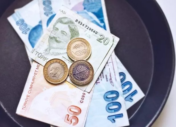 ZAMLAR VE EMEKLİ MAAŞLARI
Habertürk'ten Ahmet Kıvanç'ın haberine göre, bu yıl SSK ve Bağ-Kur emekli aylıklarına Ocak ayında %49,25, Temmuz ayında ise %24,73 oranında zam yapıldı. Bu nedenle, 2024'ün Temmuz-Aralık döneminde emeklilik dilekçesi verenler, Ocak ve Temmuz aylarındaki maaş zamlarından yararlanabilecekler.
