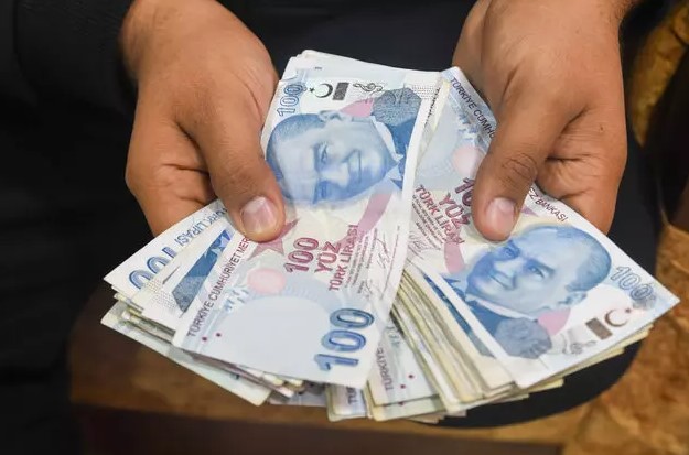 GÜNCELLEME KATSAYISI VE MAAŞ FARKLARI
2023 yılı Ocak ayında aylığı 10.000 TL olan bir kişi, 1 Ocak 2025'ten sonra emeklilik dilekçesi verirse, maaşı 2024 yılı güncelleme katsayısı ile çarpılacak ve Merkez Bankası'nın enflasyon tahmini tutarsa 23.124 TL, Piyasa Katılımcıları Anketi'ndeki tahmine göre ise 24.040 TL olacak. Bu durum, 31 Aralık 2024 tarihine kadar dilekçe verenlerin %34 oranında daha yüksek maaş almasını sağlayacak.
