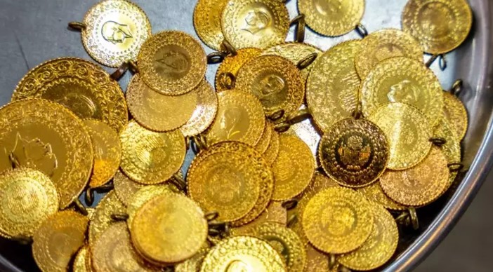 FED'İN FAİZ İNDİRİMİ İHTİMALİ GÜÇLENİYOR
ABD'de açıklanan verilerin, ABD Merkez Bankası Fed'in Eylül ayında faiz indirimine gitmesi olasılığını artırmasıyla, ons altın Cuma günü Mayıs ayından bu yana en yüksek seviyeye çıktı. Ancak yeni haftaya kar realizasyonu ile başlayan ons altın, bu sabah 2380,83 dolara kadar geriledi. Şu sıralar, Cuma gününe göre %0,30 kayıpla 2384,18 dolar seviyesinde bulunuyor.
