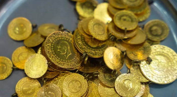 ALTINDA YENİ BANT ARALIĞI
"2 bin 391 dolar seviyesinden haftayı tamamlayan altın, ABD Tarım Dışı İstihdam Verisi sonrası 2 bin 350-2 bin 400 dolar aralığına yerleşti. Artık düşüş ya da yükseliş yönlü hareketler için bu bant aralıklarının dışına çıkması gerekiyor. Bu hafta 2 bin 350-2 bin 400 dolar aralığını takip edeceğim. Gram altın yatırımcısı onsu takip etmeye devam etmeli. Orada takip edeceğim bant aralığı biraz daha geniş. 2 bin 420-2 bin 520 lira aralığı. Çünkü ons altında yaşanan dalgalanma, gram altın da makas aralığının açılmasına neden oluyor. Temmuz için uyarılarım vardı. Temmuz geldi ve yükseliş başladı. Düşüşleri alım fırsatı olarak görmeye devam edeceğim" dedi.

