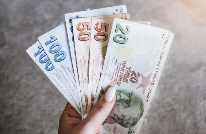 ASGARİ ÜCRETİN MEVCUT DURUMU
2023 Aralık ayından itibaren net 17.002,12 TL olarak belirlenen asgari ücret, enflasyon karşısında yetersiz kaldığı için eleştiriliyor. Türkiye'de birçok işletme çalışanlarına asgari ücret üzerinden ödeme yapıyor ve artan yaşam maliyetleri, asgari ücretin yetersiz kaldığını savunan vatandaşların sayısını artırıyor.
