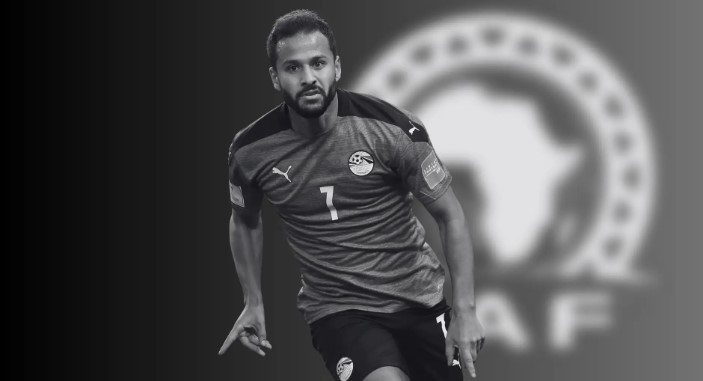 KALP KRİZİ SAHADA YAKALADI
Ahmed Refaat, Modern Future FC formasıyla Al Ittihad karşısında mücadele ederken, maçın son dakikalarında kalp krizi geçirerek yere yığılmıştı. Sağlık ekiplerinin anında müdahalesine rağmen, ünlü futbolcunun durumu kritik seyretti. 4 ay süren yoğun tedavi sürecine rağmen Refaat, hayata tutunmayı başaramadı ve 31 yaşında aramızdan ayrıldı.

