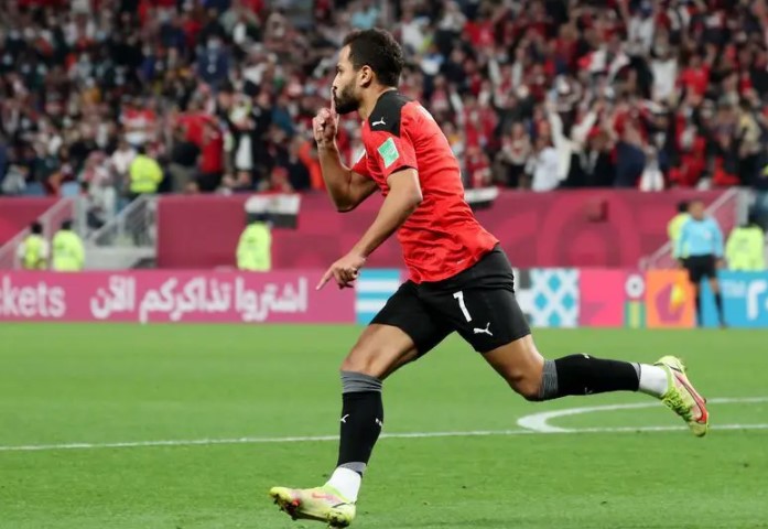 MILLI TAKIM VE KULÜP KARİYERİ
Ahmed Refaat, futbol kariyerine başladığı günden itibaren Mısır futbolunun önemli isimlerinden biri olmayı başardı. Ülkesinin milli takımında 7 kez görev alarak 2 gol atan Refaat, özellikle hızı ve tekniğiyle dikkat çekiyordu. Modern Future FC'nin yanı sıra, kariyerinde farklı kulüplerde de önemli başarılara imza atmıştı.
