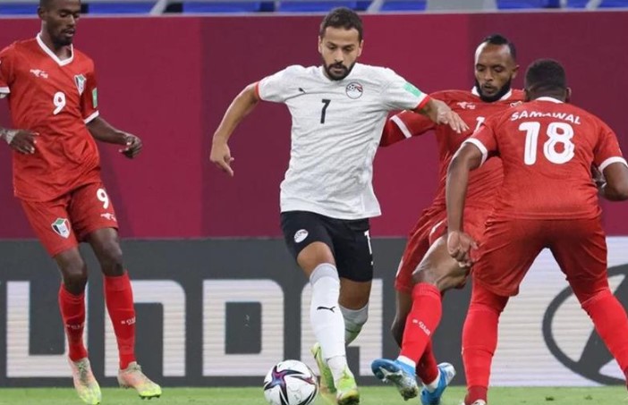 SON VEDA
Ahmed Refaat, hem futbolcu olarak hem de insan olarak çevresinde büyük saygı gören bir isimdi. Onun erken ölümü, sevenleri ve futbol dünyası için büyük bir kayıp. Refaat'a son veda, Mısır'da yapılacak özel bir törenle gerçekleştirilecek. Bu törenle birlikte, futbol dünyası onu son kez uğurlayacak ve anılarını yaşatmaya devam edecek.
