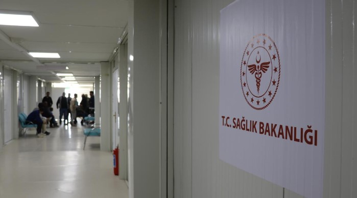 FUTBOL DÜNYASINDA BÜYÜK ÜZÜNTÜ
Sinan Tür'ün ani ölümü, sadece Sungurluspor camiasını değil, tüm futbol dünyasını derinden etkiledi. Arkadaşları ve takım arkadaşları, sosyal medya üzerinden duygusal paylaşımlar yaparak üzüntülerini dile getirdi. Sinan Tür’ün anısına, Sungurluspor’un sonraki maçlarında saygı duruşunda bulunulacağı belirtildi.
