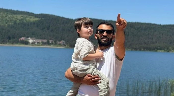 SON VEDA
Sinan Tür’e veda etmek için düzenlenecek cenaze törenine, Sungurluspor camiasının yanı sıra, arkadaşları ve sevenleri de katılacak. Tür'ün ani kaybı, Sungurlu halkını ve tüm sevenlerini derin bir yasa boğdu. Onun anısına düzenlenecek törenler ve yapılacak etkinliklerle, Sinan Tür’ün hatırası yaşatılacak.
