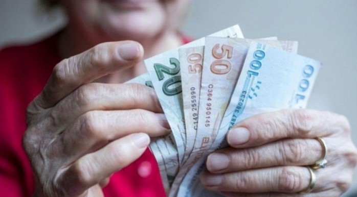 KÖK MAAŞIN ALTINDAKİ EMEKLİLERİN DURUMU
Kök maaşı 8.020 TL’nin altında olan 3 milyondan fazla emekli, yapılan zamdan faydalanamayacak. Bu durum, özellikle düşük maaş alan emekliler arasında büyük bir hayal kırıklığı yarattı. Hükümet, bu gruptaki emeklilerin maaşlarında iyileştirme yapmak için yeni düzenlemeler üzerinde çalıştığını açıkladı. Planlanan düzenlemeler arasında en düşük emekli maaşının 10.000 TL olarak belirlenmesi de bulunuyor.
