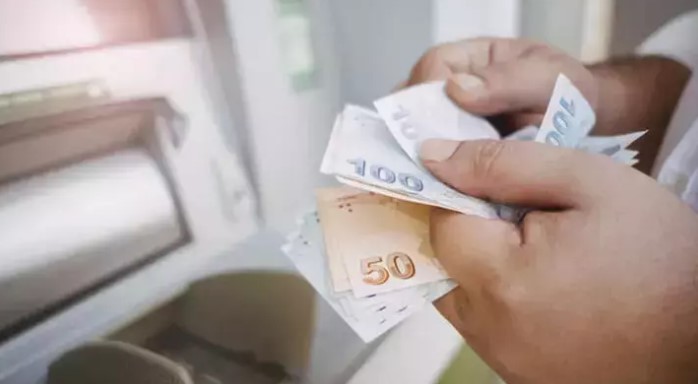 Sonuç olarak, Hazine ve Maliye Bakanı Mehmet Şimşek’in imzaladığı yeni zam oranları ve güncellemeler, milyonlarca memur ve emekliyi doğrudan ilgilendiriyor. Temmuz 2024’ten itibaren yürürlüğe girecek olan bu düzenlemeler, memur ve emeklilerin maaşlarını artırarak, onların yaşam standartlarını yükseltecek.