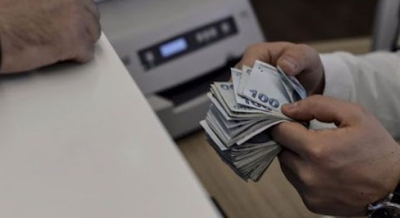 YENİ ZAM ORANLARI VE GÜNCELLENEN MAAŞLAR
Yeni yayımlanan genelge ile sözleşmeli personel, memur ve memur emeklilerine yüzde 19,31 oranında zam yapılması kesinleşti. Bu karar, kamu çalışanları ve emeklilerin maaşlarındaki artışı belirledi. Bakan Şimşek’in onayladığı zam oranına göre, memur maaşları Temmuz ve Ocak ayları arasında güncellendi.
