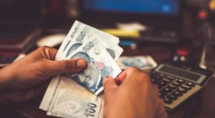 KIDEM TAZMİNATI VE MAAŞ FARKLARI
Haziran ayı enflasyon rakamları ile birlikte, 6 aylık memur enflasyon farkı yüzde 19,31 olarak hesaplandı. Bu oran, milyonlarca memur ve memur emeklisine uygulanacak. Seyyanen zam ve refah payı beklentisi içinde olan memurlar için, Hazine ve Maliye Bakanı Mehmet Şimşek’in imzaladığı karar ile kesinlik kazandı.
