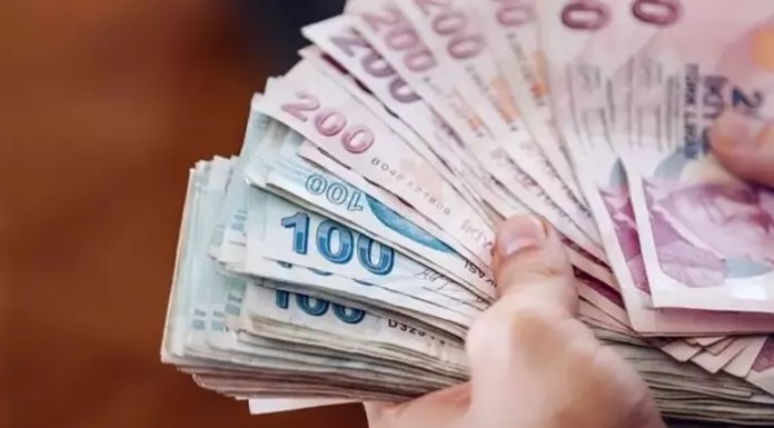 YENİ MAAŞLAR NE ZAMAN ÖDENECEK?
Bakan Şimşek, zamlı maaşların ödeme tarihini de kesinleştirdi. Temmuz 2024 itibarıyla yeni zamlı maaşlar ödenmeye başlanacak. Ayrıca kıdem tazminatı ve bedelli askerlik ücretlerinde de güncellemeler yapıldığı resmen duyuruldu.
