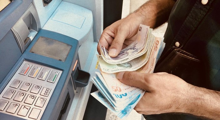 MEMUR MAAŞLARI VE EK ÖDEMELER
Yeni düzenlemeler ile birlikte memur maaşları, zamlı haliyle ödenmeye başlanacak. Kıdem tazminatı tavanı ve bedelli askerlik ücretlerinde yapılan güncellemeler de yürürlüğe girecek. Bu düzenlemeler, milyonlarca kamu çalışanı ve emeklisinin maaşlarındaki artışı belirledi.
