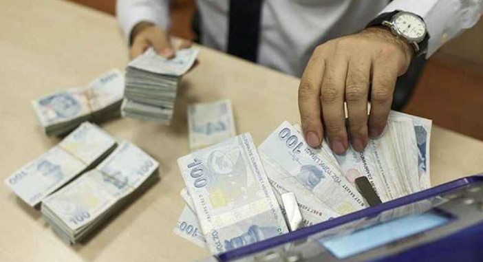 SEYYANEN ZAM VE REFAH PAYI BEKLENTİLERİ
Bakan Şimşek’in açıklamaları, seyyanen zam ve refah payı beklentisi içinde olan memur ve emekliler için önemli bir kararı ortaya koydu. Yeni zam oranları, memur maaşlarının yanı sıra kıdem tazminatı tavanı ve maaş farklarının hesaplanması ile ilgili detayları da netleştirdi.
