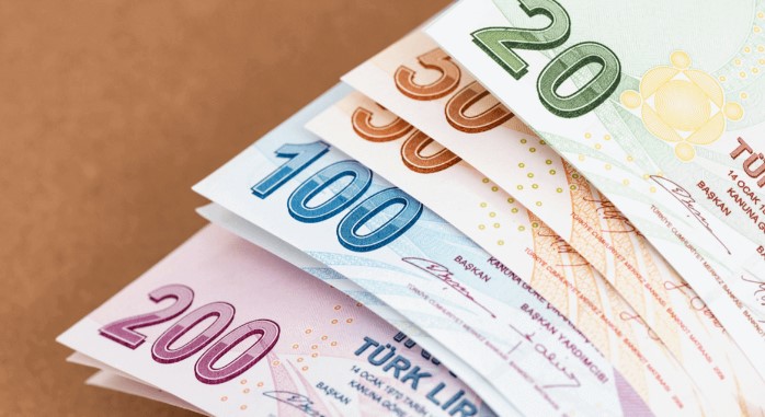 EN DÜŞÜK MEMUR MAAŞLARI
Yapılan zamlar sonrası en düşük memur maaşı 39 bin 205 TL, en düşük memur emekli maaşı ise 17 bin 586 TL’ye yükseldi. Bekar memurların maaşı ise 36 bin 236 TL oldu. Diğer meslek gruplarının maaşları da detaylı olarak açıklandı.
