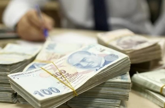 MEMURLAR VE EMEKLİLER İÇİN YENİ DÖNEM
Yeni zam oranları ile birlikte, memur ve emekliler için yeni bir dönem başlıyor. Yapılan düzenlemeler, kamu çalışanlarının ve emeklilerin maaşlarında önemli bir artış sağladı. Bakan Şimşek’in onayladığı kararlar, memur ve emekliler için maddi açıdan rahatlama sağlayacak.
