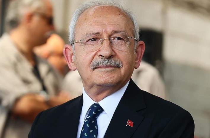 YENİ VİDEOSUYLA DİKKAT ÇEKTİ
Kemal Kılıçdaroğlu, genel seçimlerde aday olduğu dönemlerde sıklıkla paylaştığı videoların benzeriyle bir kez daha dikkatleri üzerine çekti. Paylaştığı videoda "Bazı unuttuğunuz şeyleri sizlere tekrar hatırlatmak ve artık sorgulatmak istiyorum… Ekonomi Bakanı da dinlesin!" ifadesine yer verdi.
