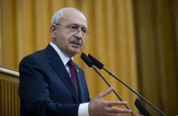 EKONOMİK SORUNLARA DİKKAT ÇEKTİ
Kılıçdaroğlu, "Sizlere cevaplamanızı istediğim bazı sorular sormak, hem de sizlerden çalarak bu ülkenin ekonomisini nasıl batırdıklarını anlatmak istiyorum." şeklinde konuşarak ekonomik sorunlara dikkat çekti.
