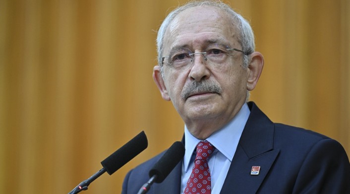 VATANDAŞLARA SESLENDİ
Kılıçdaroğlu, videoda şu ifadeleri kullandı: "Sevgili yurttaşlarım, bugün size sesleniyorum. Bu ülkenin açlık sınırı altında yaşamaya mahkum edilen emeklileri, ekini para etmeyen çiftçileri, köylüleri, geçinemeyen işçileri, memurları, çocuğunu okutmakta zorluk çeken anne babaları, kirasını ödeyemeyen 11 milyon kiracı ailesi ve umudunu yitirmiş gençleri sizlere sesleniyorum."
