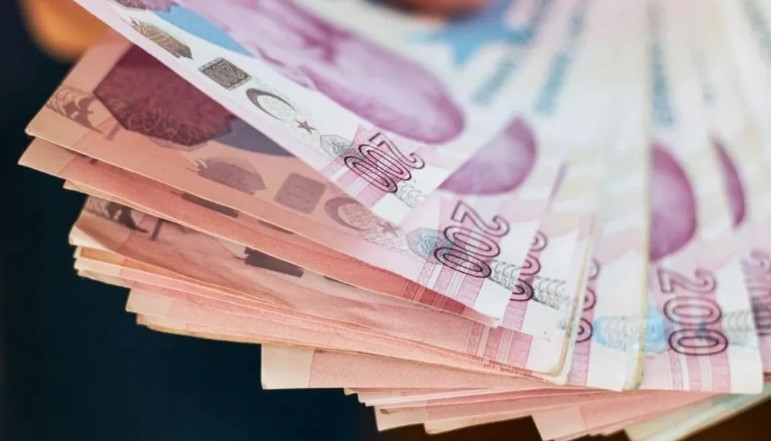 EMEKLİLERİN ZAM ORANLARI BELİRLENDİ
Haziran ayı enflasyon rakamları, SSK ve Bağ-Kur emeklilerinin alacakları zam oranlarını netleştirdi. Altı aylık enflasyon farkı %24,73 olarak gerçekleştiği için, emekliler bu oranda zam alacaklar. Memur ve memur emeklilerinin maaşlarına yapılacak zam oranı ise Tüketici Fiyat Endeksi (TÜFE) verileri doğrultusunda belirlenecek.
