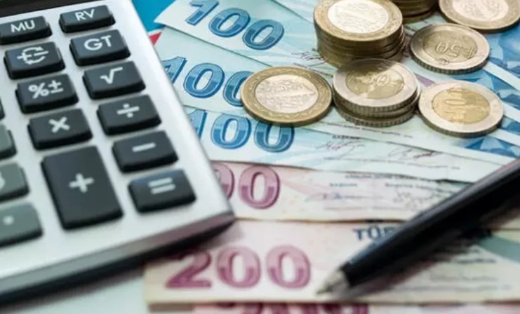 TEMMUZ ZAMMININ ETKİLERİ
Temmuz ayında yapılacak zamlar, memur ve emekliler için bir nebze de olsa rahatlama sağlayabilir. Ancak yüksek enflasyon oranları, zamların etkisini sınırlayabilir. Kira artışlarındaki yüksek oranlar da kiracıların bütçelerini zorlayacak gibi görünüyor. Bu durum, kira ödemelerinde sıkıntı yaşayan vatandaşların daha fazla zorlanmasına yol açabilir.
