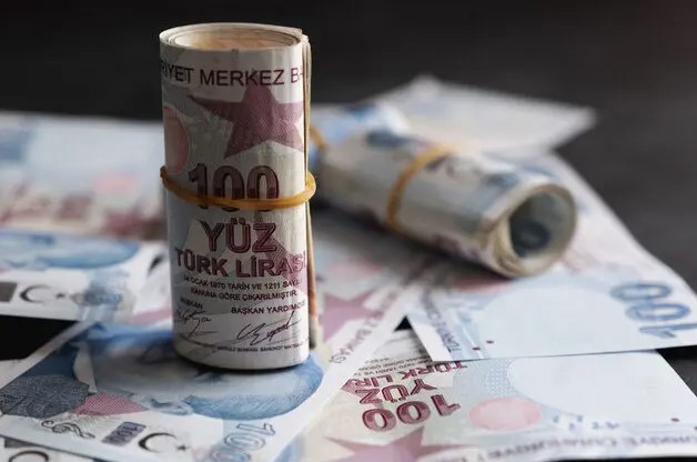 YENİ MAAŞ TUTARLARI VE YASA TAKVİMİ
Cumhurbaşkanı Yardımcısı Cevdet Yılmaz, Cumhurbaşkanı Erdoğan’ın bütçe dengelerini ve Orta Vadeli Program (OVP) hedeflerini sarsmayan bir rakam belirlenmesi talimatını verdi. Bu kapsamda en düşük emekli maaşı için 12 ila 12.500 TL alternatifi üzerinde duruluyor. Son değerlendirmenin ardından bu düzenlemenin ya Meclis’te görüşülen torba yasaya ekleneceği ya da ayrı bir teklif olarak gündeme geleceği öğrenildi. AK Partili kaynaklar, düzenlemenin ayın 17’sine kadar yetiştirilmek istendiğini, teklifin en geç gelecek hafta içinde yasalaşabileceğini belirtiyorlar.

