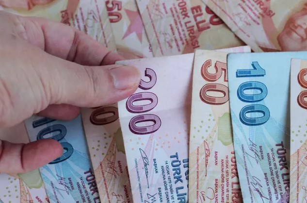 YENİ ZAM DÜZENLEMESİ İÇİN KRİTİK ZİRVE
En düşük emekli maaşı olan 10 bin TL şu anda 3,6 milyon emekliye ödeniyor. %24,73’lük zam sonrası 1,8 milyon emeklinin maaşı 10 bin TL’nin altında kaldı ve bu durum tepkilere neden oldu. AK Partili milletvekilleri sahada aldıkları tepkileri Hazine ve Maliye Bakanı Mehmet Şimşek’e ileterek, emekliye ek zam yapılması konusunda Şimşek'i ikna ettiler. Bu çerçevede dün Cumhurbaşkanı Yardımcısı Cevdet Yılmaz başkanlığında Hazine ve Maliye Bakanı Mehmet Şimşek ve Çalışma ve Sosyal Güvenlik Bakanı Vedat Işıkhan’ın katıldığı kritik bir zirve gerçekleştirildi.
