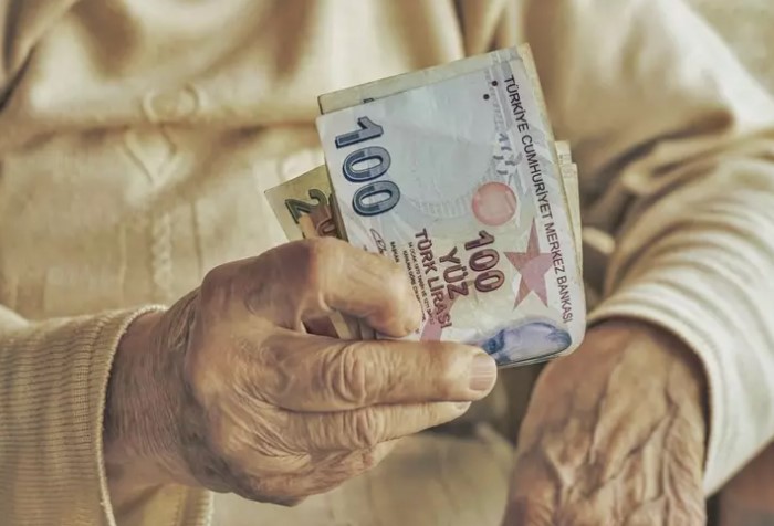 EMEKLİ MAAŞLARININ ÖDEME TAKVİMİ
Memur emeklileri maaşlarını ayın 1'inden itibaren alıyor ve zam henüz onlara yansıtılmadı; daha sonra farklar ödenecek. SSK emeklileri ise 17'sinden sonra maaş alıyor. Bağ-Kur'luların maaş günleri 25'inden sonra başlıyor. Memurlar ise her ayın 15'inde aylıklarını alıyor. Eğer ayın 17’sine kadar bir karar alınmazsa, ileri bir tarihte ek ödemelerle emeklilerin farkları hesaplara geçecek. Ödeme takvimini ise SGK belirleyecek.
