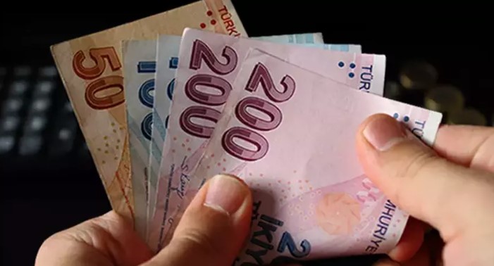 SEYYANEN ZAM MÜMKÜN OLMAYABİLİR
Toplantı öncesinde edinilen bilgilere göre, seyyanen zam yapılmasının mümkün olmadığı belirtiliyor. Yani, tüm emeklilere aynı oranda zam yapılması yerine, belirli kriterlere göre farklı zam oranlarının uygulanması planlanıyor. Ayrıca, en düşük emekli maaşının asgari ücret seviyesine çıkarılmasının şu aşamada mümkün olmadığı ifade ediliyor.
