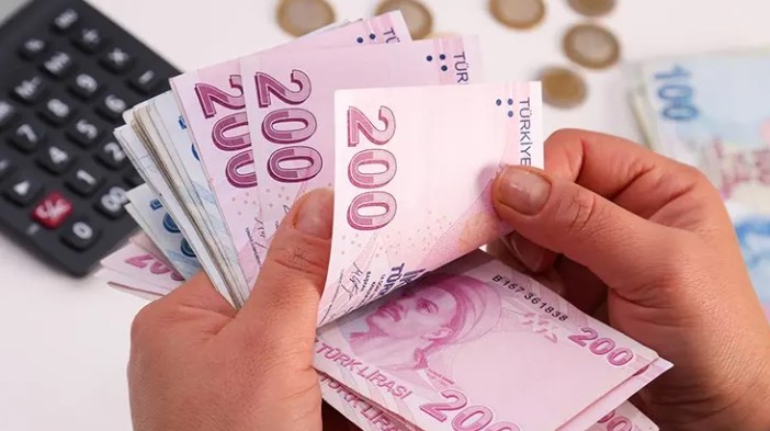 EMEKLİ MAAŞLARINA ODAKLANILDI
Abdullah Güler, bugün veya yarın emekli maaşlarına düzenleme yapılmasıyla ilgili bir toplantı gerçekleştirileceğini belirtti. Bu toplantıda, emeklilerin maaşlarına yapılacak zam oranları ve düzenlemeler ele alınacak. Ancak, asgari ücretle ilgili bir çalışma yapılmadığını vurgulayan Güler, asgari ücretlilerin beklentilerinin karşılanmayacağını ifade etti.
