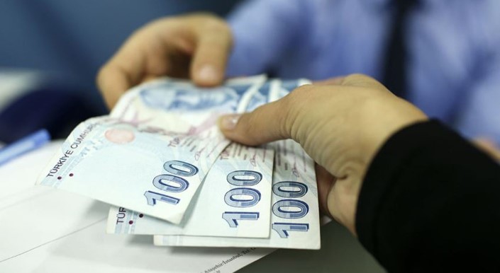 BEKLENEN ZAM GELMEDİ
Emekli maaşlarına yapılan zam güncellemeleri, asgari ücretle ilgili de bir artış olacağı beklentisini artırmıştı. Ancak, Abdullah Güler'in açıklamaları, bu beklentileri boşa çıkardı. Asgari ücretliler, Temmuz ayında herhangi bir ara zam almayacak.
