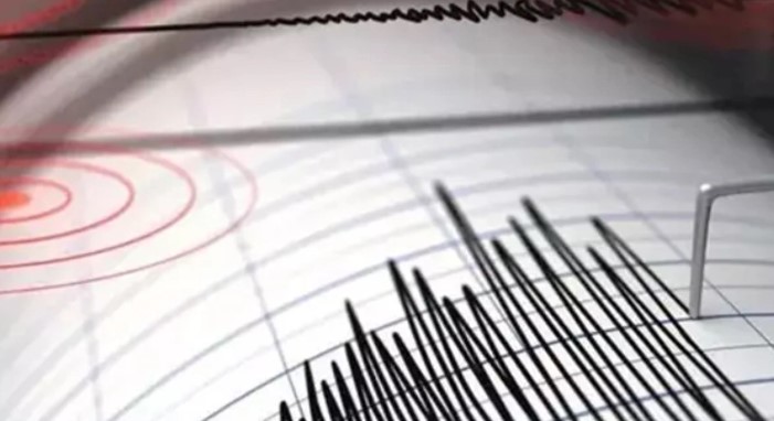 AFAD VE UZMANLAR BÖLGEDE
Artçı sarsıntılar sonrası AFAD, bölgede alarm durumuna geçti. Uzmanlar, fay hattının hareketlerini incelemek üzere Hakkari'ye giderek çeşitli araştırmalar yaptı. Japon deprem uzmanı Yoshinori Moriwaki de bu uzmanlar arasında yer alıyor.
