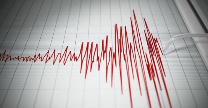 ZEMİN YAPISI VE BÜYÜK RİSKLER
Hakkari'nin toprak yapısının kil ve kum içermesi nedeniyle, büyük bir depremde toprak hızla parçalanabilir. Fay hatlarının yüzeye yakın olması ve toprak yumuşaklığı, deprem riskini artırıyor. Moriwaki, vali ile yaptığı görüşmede, beş fay hattında yüksek enerji birikimi tespit ettiklerini ve bu enerjinin her an patlayabileceğini belirtti.
